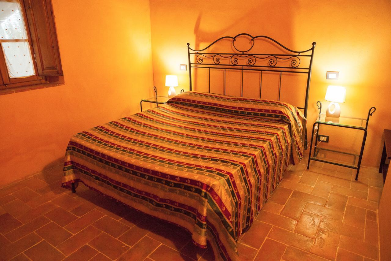 Casa Vacanze "Casale Al Pino" Riparbella Luaran gambar