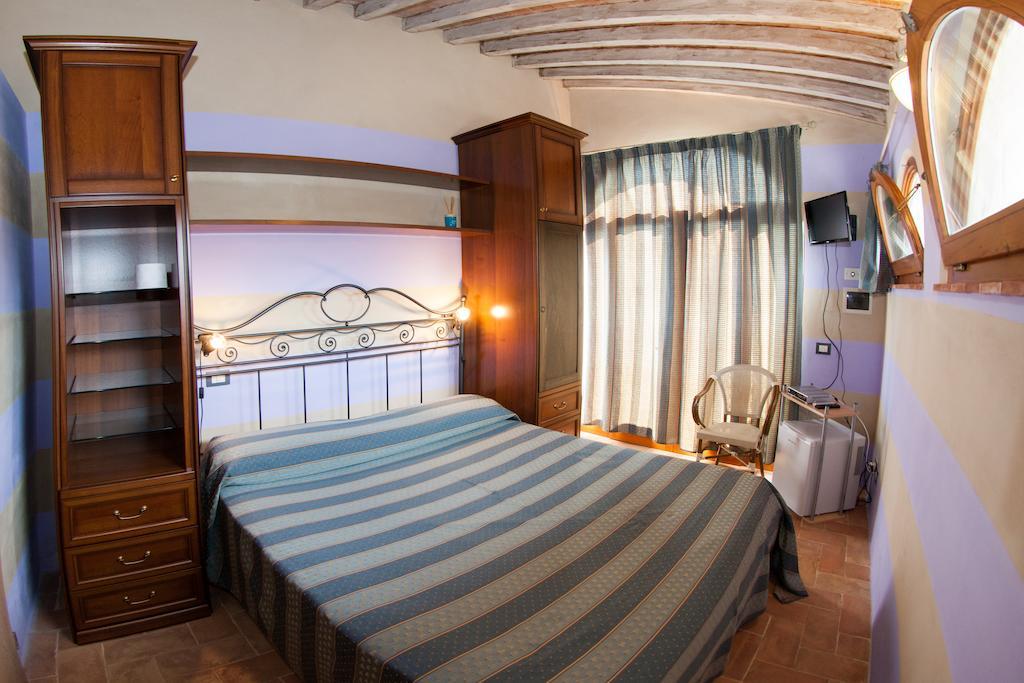 Casa Vacanze "Casale Al Pino" Riparbella Bilik gambar