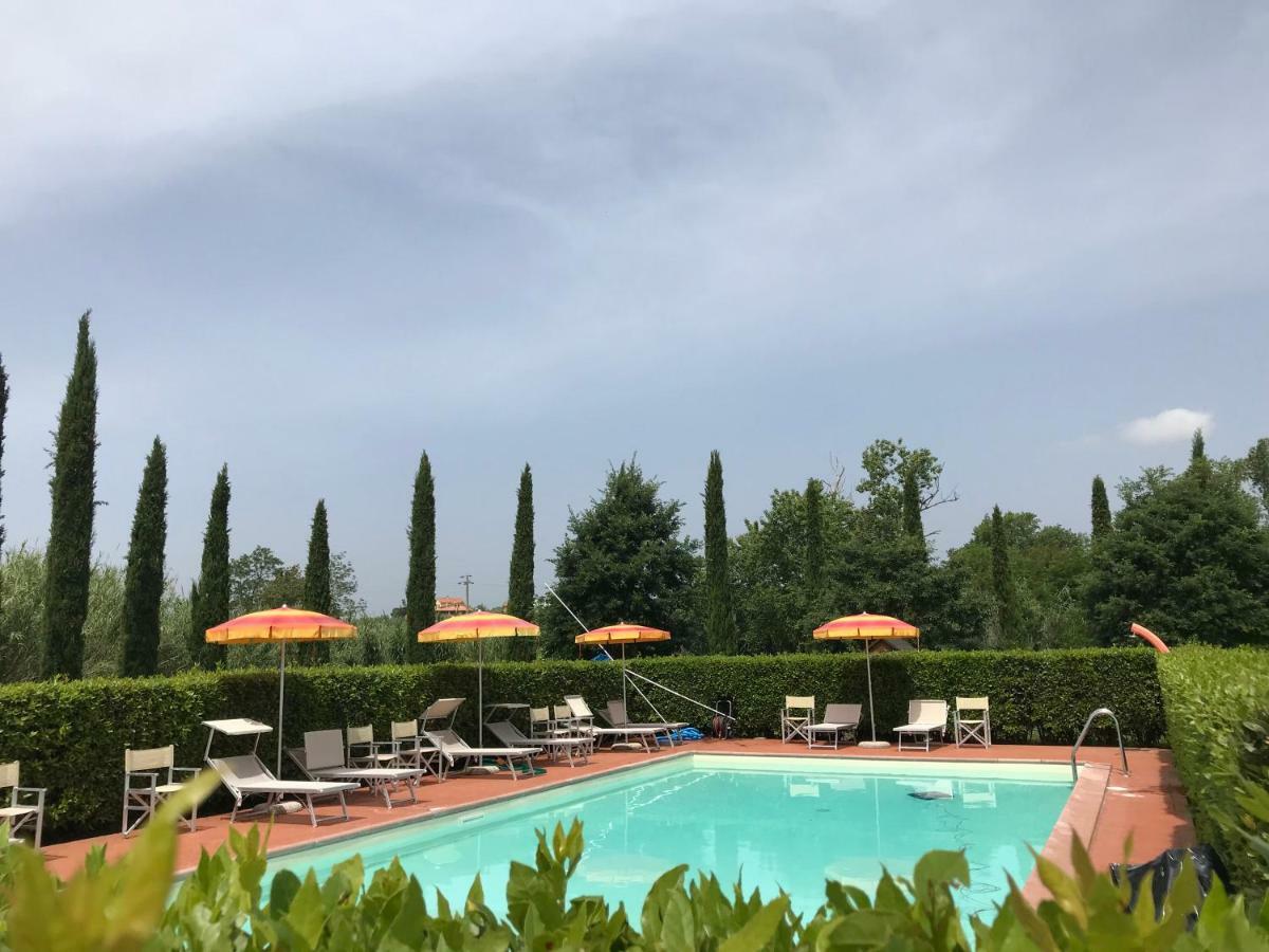 Casa Vacanze "Casale Al Pino" Riparbella Luaran gambar